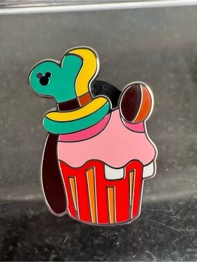 Goofy Cupcake Treats 2025 Hidden Mickey DLR Disney Pin